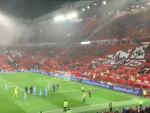 Một Old Trafford vắng người, Man Utd đau lòng chăng?