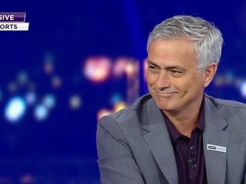 Mourinho dùng cậu bé "ball boy" để đá xoáy Man Utd