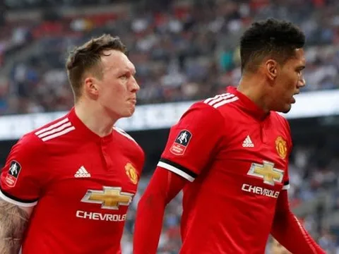 M.U dậy sóng! Đồng đội phẫn nộ với Young, Smalling và Jones vì 1 điều