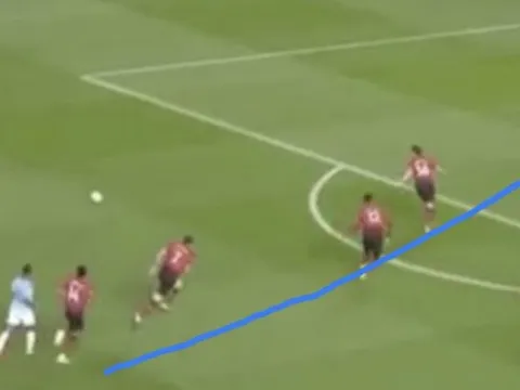 CĐV SỐC nặng với "cách tân chiến thuật phong cách Man United"