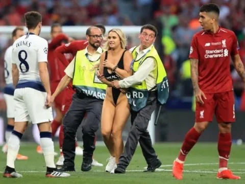 Mỹ nữ thiếu vải, lộ điểm nhạy cảm khiến cầu thủ Liverpool lẫn Tottenham đỏ mặt