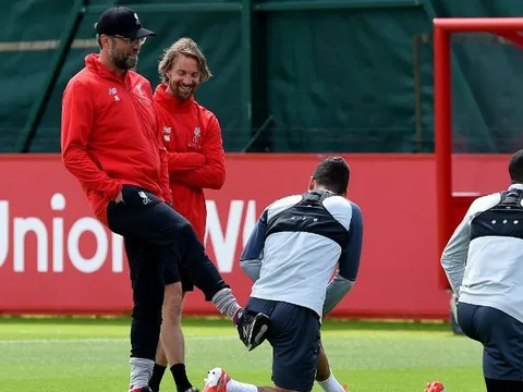 Trở về Anh quốc chuẩn bị đại chiến, đây là hành động khó tin của Klopp với học trò