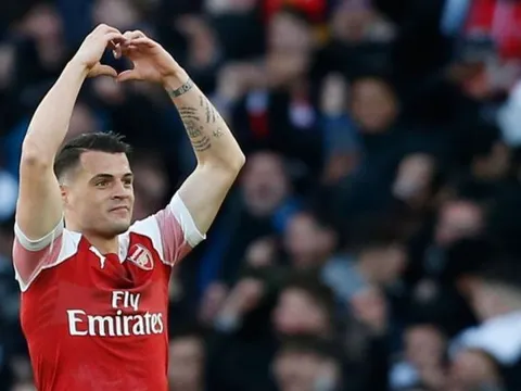 Nã rocket hạ gục De Gea, Xhaka được đồng đội đặt biệt danh rất kiêu