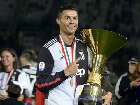 Nâng cúp 'chất lừ', Ronaldo làm 1 điều với Allegri ngày chia tay Allianz