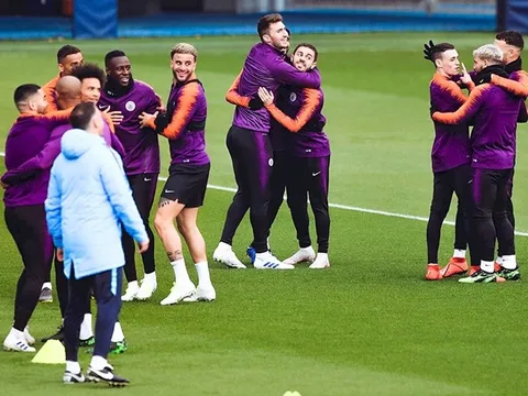 Đây là hành động và thái độ không ngờ của dàn sao Man City trước giờ đại chiến sinh tử