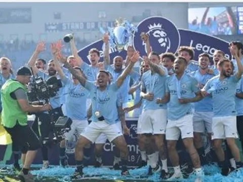 Kompany cùng các đồng đội "gầm thét" với chức vô địch EPL thứ 2 liên tiếp