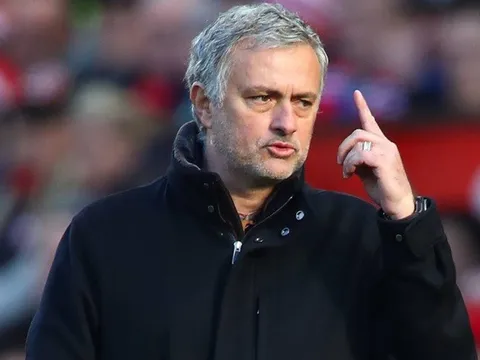 "Nếu Sarri rời đi, Mourinho nên trở về Chelsea và giúp đỡ cậu ấy"