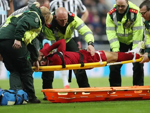 SỐC: Salah phải rời sân bằng cáng sau pha va chạm nguy hiểm