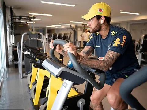 Neymar rầu rĩ ngồi nhìn đồng đội tập luyện
