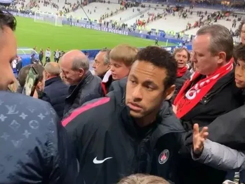 Neymar trả giá đắt vì đấm cổ động viên