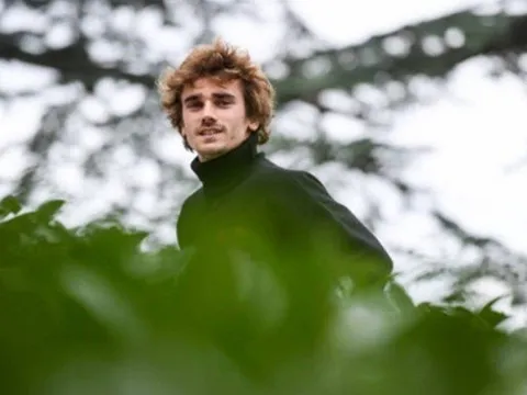 Ngày Pháp hội quân, Griezmann xuất hiện như 'bà nội trợ'