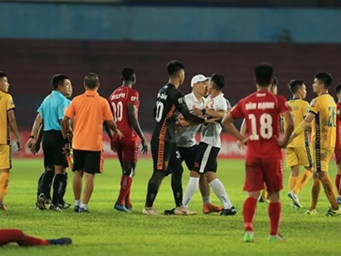 SỐC: Trợ lý CLB Hải Phòng lao vào sân định "tẩn" trọng tài