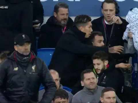 Ngồi dự bị, Firmino khiến Sturridge 'ngứa mắt' ra mặt