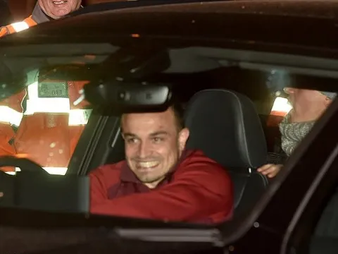 Ngược dòng ngoạn mục, dàn sao Liverpool rạng rỡ hết cỡ rời Anfield