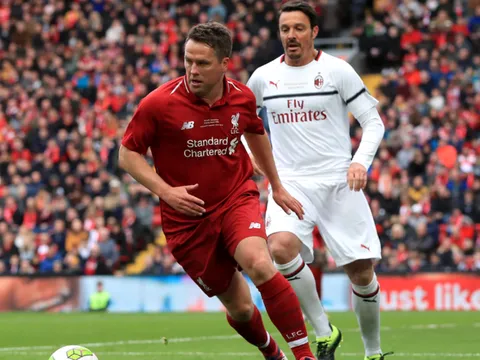 Người cũ của Man Utd bị la ó vì khoác áo Liverpool