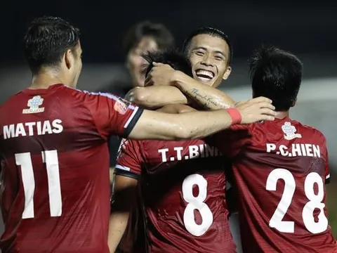 "Người cũ" HAGL ghi siêu phẩm, TP.HCM ngược dòng kịch tính để chiếm lại đỉnh bảng