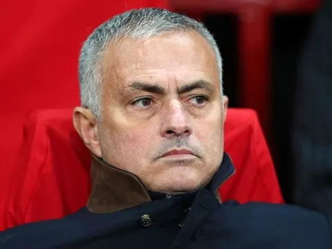 Ramos "đánh" Messi, Mourinho bênh ai?