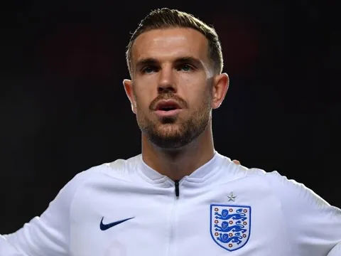 Người đội trưởng bị ghẻ lạnh của Liverpool được nước Anh vinh danh