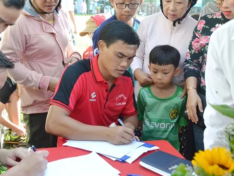 Nhà vô địch AFF Cup 2008 mở lớp bóng đá cộng đồng tại Long An