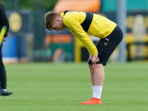 Nhạc trưởng 'giận dỗi', khó chịu trong buổi tập Dortmund