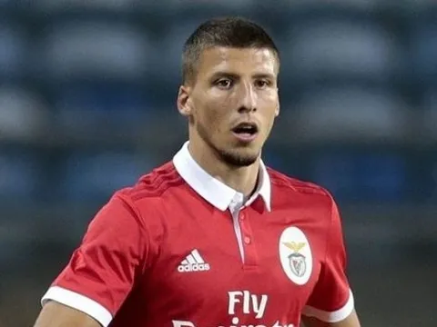 Nhắm sao trẻ Benfica, Atletico đứng hình 5 giây vì lý do này
