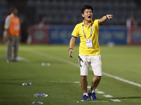 HLV Nguyễn Văn Sỹ: "Trọng tài nặng tay khi cho thẻ cầu thủ chúng tôi"