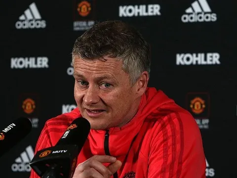 Nhận lời cảnh báo từ HLV, sao Quỷ đỏ mang bộ mặt lầm lì