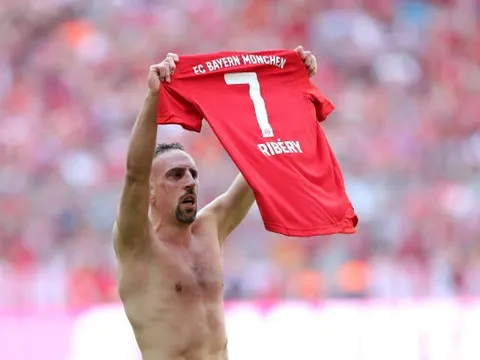 Nhận thẻ vàng sau khi ghi bàn, Ribery hành động 'sốc' với trọng tài