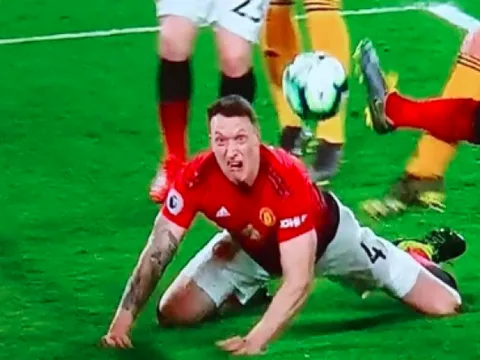 Nhìn Phil Jones mếu máo mới thấy nỗi khốn khổ của hàng thủ Man Utd