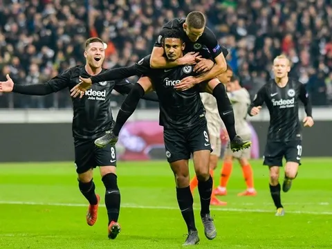 Nhờ Chelsea, Frankfurt được Bundesliga phá vỡ truyền thống chưa từng có