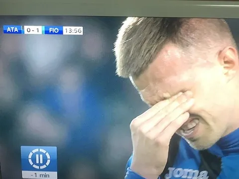 Nhớ về đồng đội cũ, sao Atalanta rơi nước mắt ngay trên sân