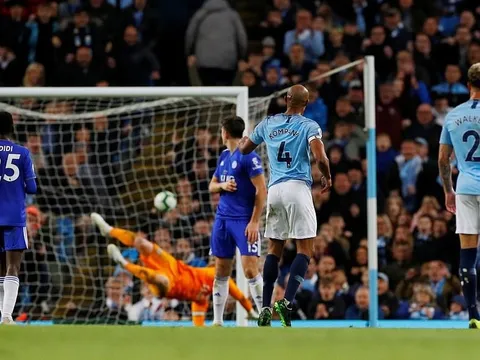 Như thể bị Ronaldo 'nhập', Kompany lập siêu phẩm sút xa không tưởng