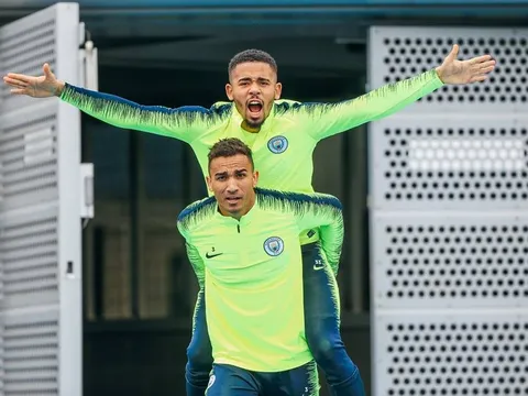 Đây, biểu cảm không ngờ của dàn sao Man City khi kình địch gặp khó