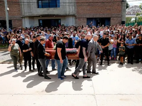 Gia đình Sala ngập tràn nước mắt trong ngày đưa tiễn