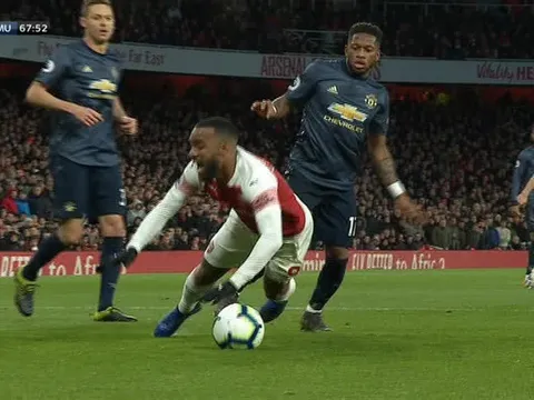 Fan Arsenal hát câu gì chọc tức M.U khi được hưởng phạt đền?