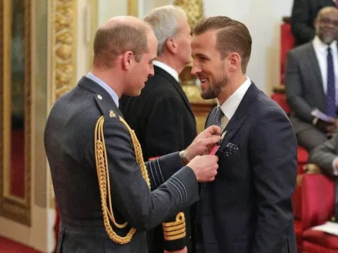Được trao huân chương, Harry Kane đem luôn vợ đến 'nhà mới' 850 triệu bảng