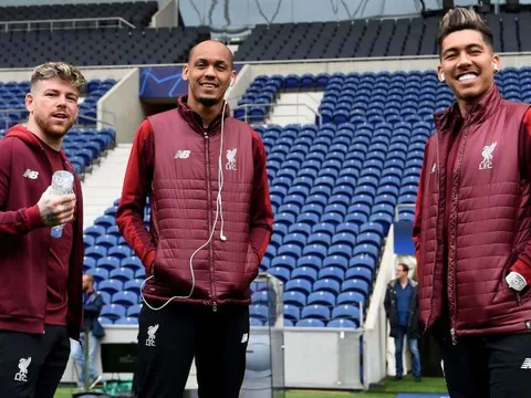 Đây, sự giản gị, gần gũi khó tin của dàn sao Liverpool khi đổ bộ xuống Porto