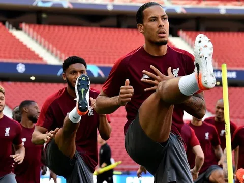 Vẻ mặt khó tả của dàn sao Liverpool khi đại chiến sinh tử cận kề