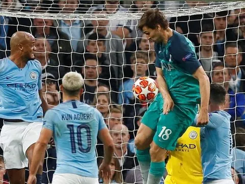 SỐC: Lộ góc quay bí mật xác định rõ Llorente chạm tay hay không