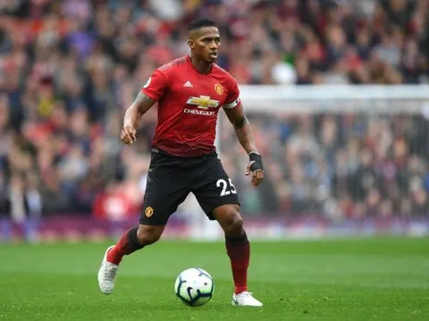 NÓNG! Man Utd chỉ còn 24h để gia hạn với cầu thủ đội 1