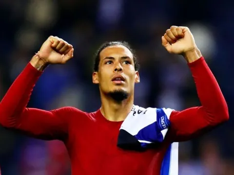 NÓNG! Van Dijk chỉ cách bắt chết Messi khi Liverpool đụng Barca