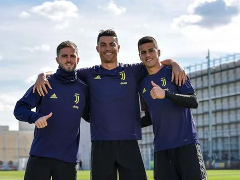 Luôn khác biệt, Ronaldo thể hiện phong thái chuyên nghiệp trước giờ đại chiến Ajax