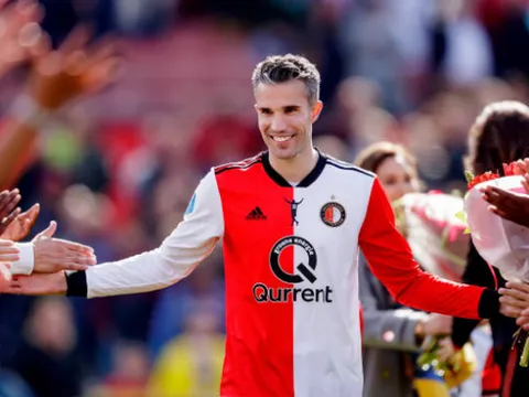 Nụ cười 'thiên thần', Van Persie chia tay khán giả nhà như một vị Vua