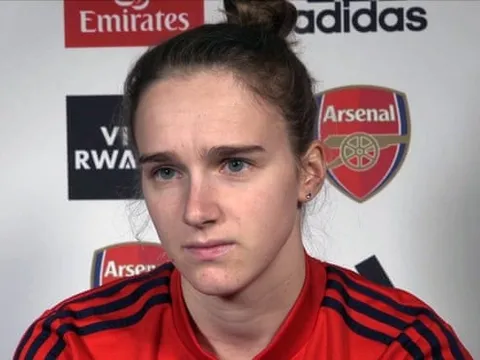 Nữ tiền đạo Arsenal khuyên các đồng nghiệp nam sống thật với giới tính