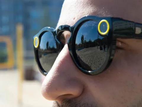 Nước Anh rúng động với kính gián điệp của 007