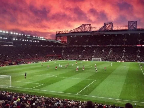 Cần gì ra ngoài vũ trụ, hố đen ở ngay Old Trafford!