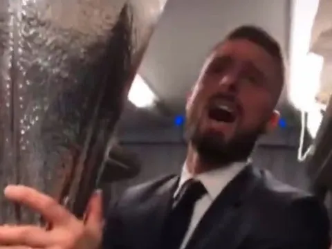 SỐC: Bắn hạ Arsenal, 'pháo thủ bị ruồng bỏ' hành xử khó tin với CLB cũ