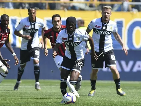 “Ôm hận” tại Ennio Tardini, AC Milan run rẩy trong tốp 4