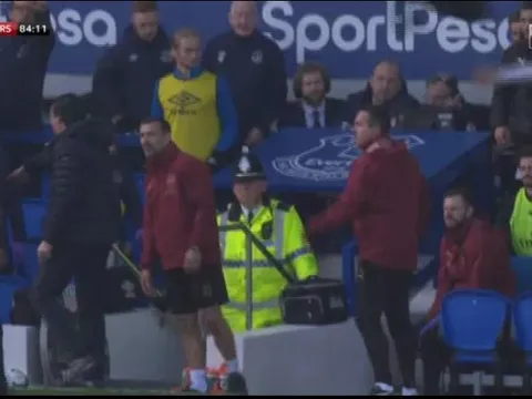 Ống kính sân cỏ: Arsenal thua, Ozil ném áo thẳng vào Emery