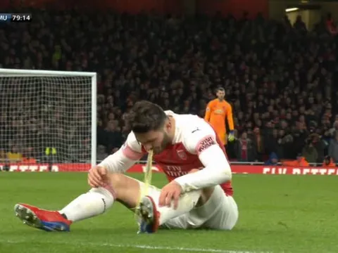 Ống kính sân cỏ: Sao Arsenal ói ngay trên sân khi đối đầu Quỷ Đỏ